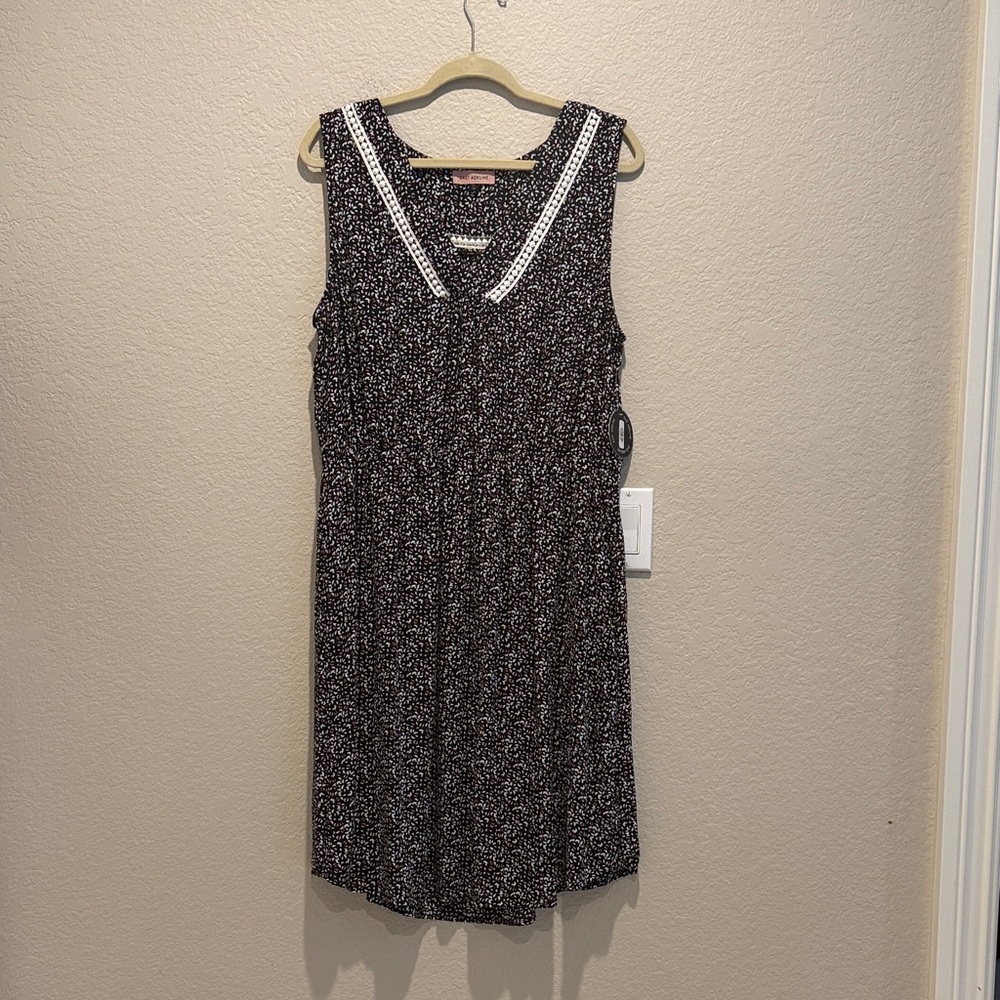 Chic Black and White Patterned Sleeveless Midi Dress